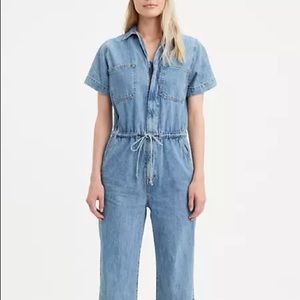 Levi’s Wide leg jumpsuit. Size Medium